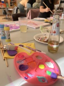 Maltisch bunte Farben auf einem Tisch zum Projekt